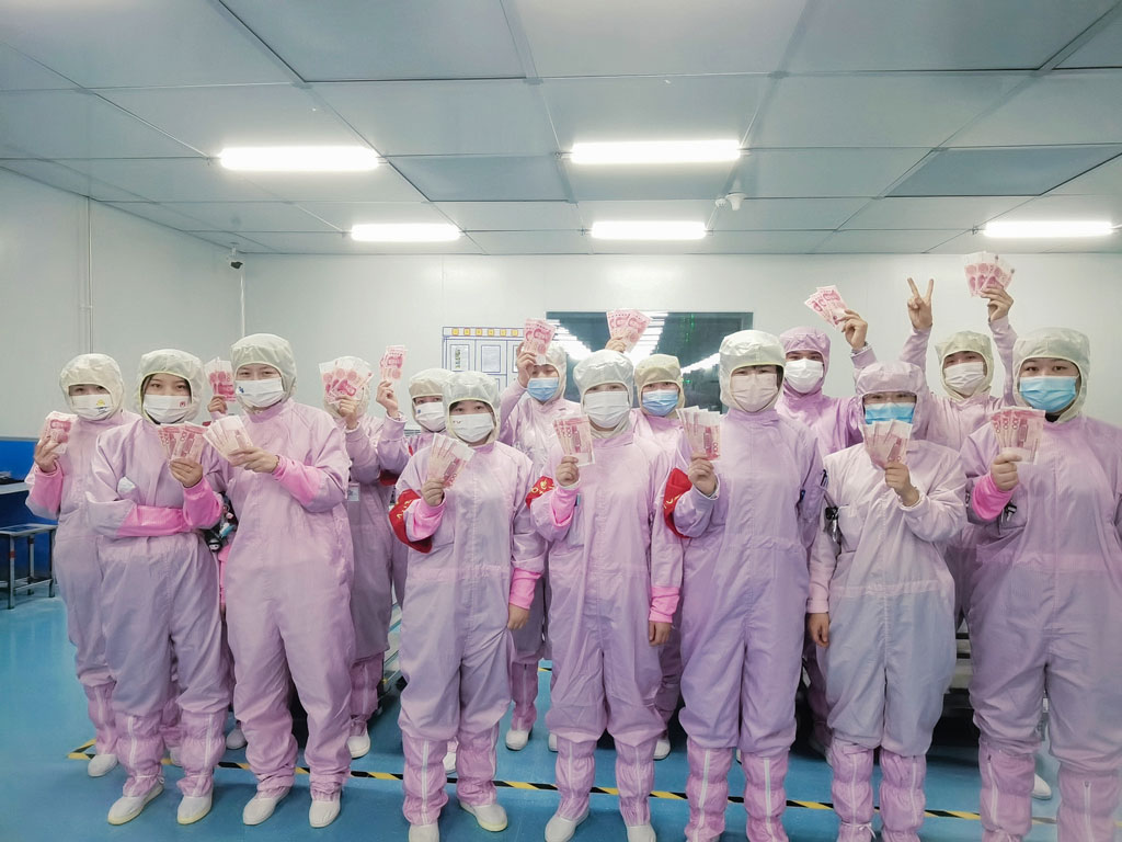 太阳成微电经营班子为员工发放“开年红包”